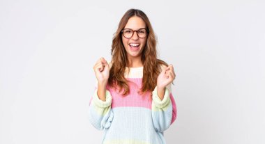 Genç ve güzel bir kadın şokta, gülüyor ve başarıyı kutluyor.