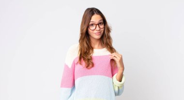 Genç ve güzel bir kadın kibirli, başarılı, pozitif ve gururlu görünüyor.