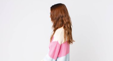 Profildeki genç ve güzel kadın hayal mi kuruyor yoksa hayal mi kuruyor?