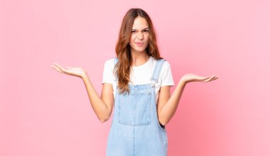 Genç güzel kadın şaşkın, şaşkın ve şüpheci hissediyor.