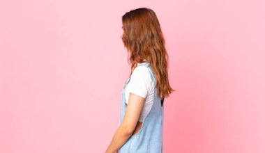 Profildeki genç ve güzel kadın hayal mi kuruyor yoksa hayal mi kuruyor?