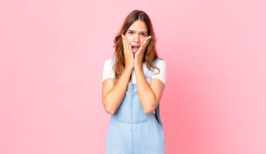 Genç ve güzel bir kadın şok olmuş ve korkmuş hissediyor.