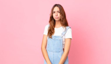 Genç ve güzel bir kadın üzgün ve sızlanıyor. Mutsuz bir bakışla ve ağlamayla.