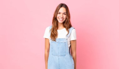 Genç ve güzel bir kadın mutlu ve hoş bir şekilde şaşırmış görünüyor.