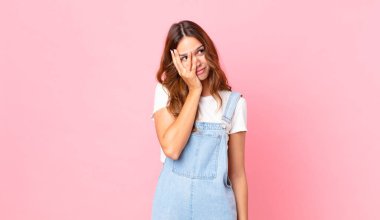 Genç ve güzel bir kadın yorgun, bıkkın ve uykulu hissediyor.