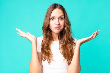 Genç güzel kadın şaşkın, şaşkın ve şüpheci hissediyor.