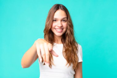 Genç ve güzel bir kadın kamerayı işaret ederek seni seçiyor.