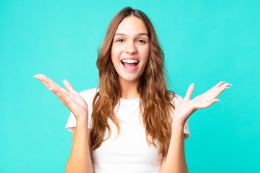 Genç ve güzel bir kadın inanılmaz bir şey karşısında mutlu ve şaşkın hissediyor.