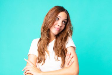 Genç, güzel bir kadın omuz silkiyor, kafası karışık ve kararsız.