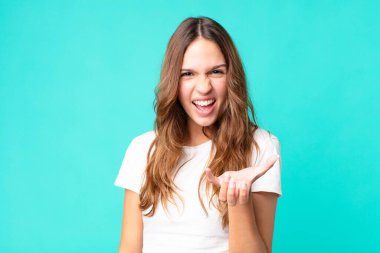 Genç ve güzel bir kadın sinirli, sinirli ve sinirli görünüyor.