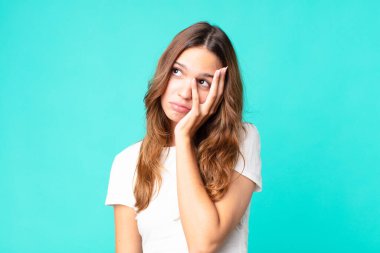 Genç ve güzel bir kadın yorgun, bıkkın ve uykulu hissediyor.