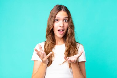 Genç ve güzel bir kadın son derece şaşkın ve şaşırmış hissediyor.