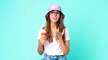 Genç ve güzel bir kadın, elinde dondurma tutarken çaresiz, hayal kırıklığına uğramış ve stresli görünüyor. yaz konsepti