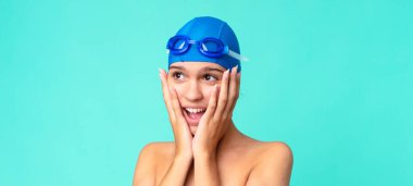 Genç ve güzel bir kadın yüzme gözlükleriyle mutlu, heyecanlı ve şaşırmış hissediyor.