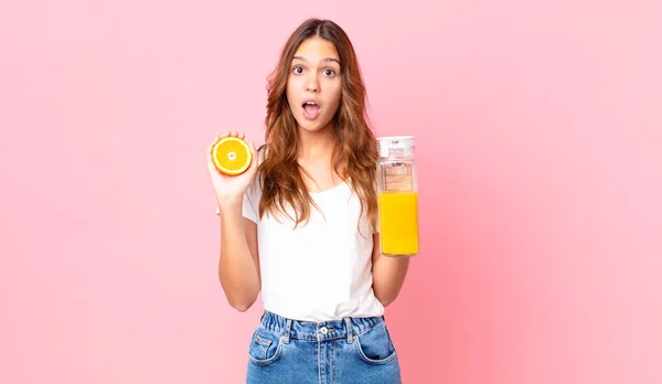 Jovem Mulher Bonita Segurando Suco Laranja — Fotografia de Stock