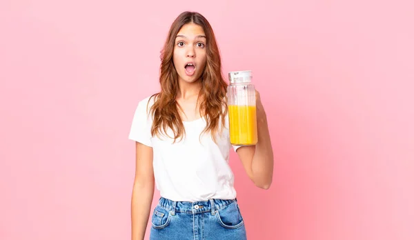 Jonge Mooie Vrouw Met Een Sinaasappelsap — Stockfoto