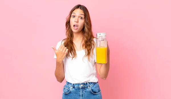 Jonge Mooie Vrouw Met Een Sinaasappelsap — Stockfoto