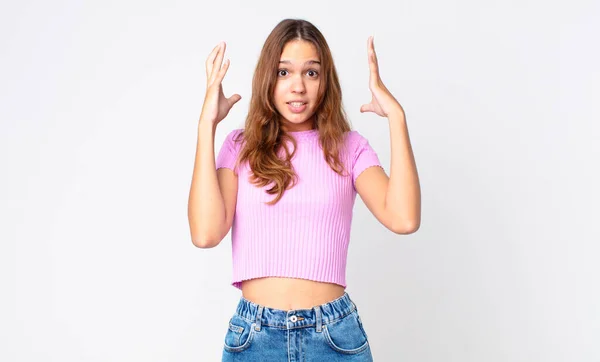 Jovem Mulher Bonita Gritando Com Mãos — Fotografia de Stock