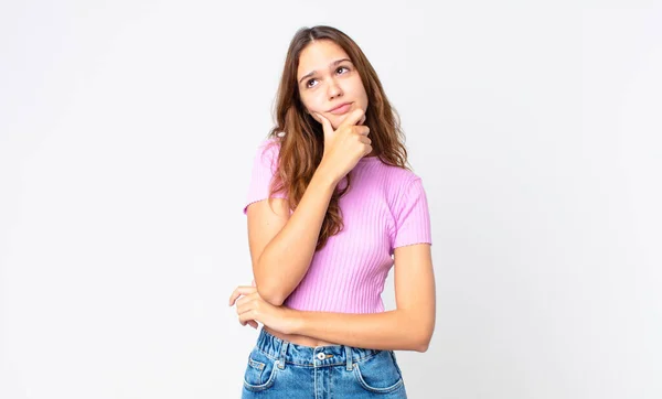 Junge Hübsche Frau Denkt Zweifelt Und Ist Verwirrt — Stockfoto