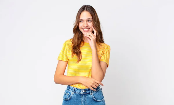 Jovem Mulher Bonita Sorrindo Com Uma Expressão Feliz Confiante Com — Fotografia de Stock