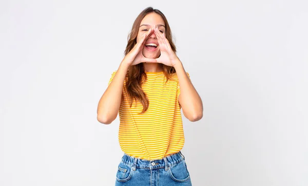 Ung Vacker Kvinna Känner Sig Lycklig Ger Ett Stort Rop — Stockfoto