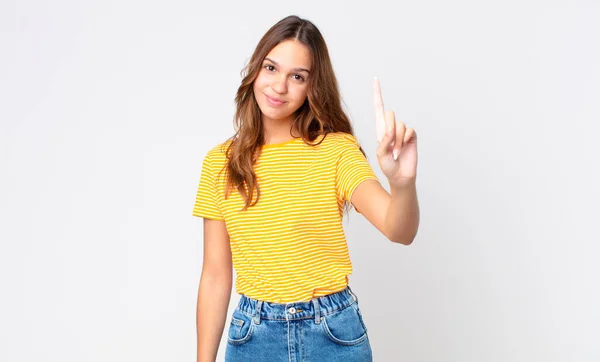 Jovem Mulher Bonita Sorrindo Olhando Amigável Mostrando Número — Fotografia de Stock