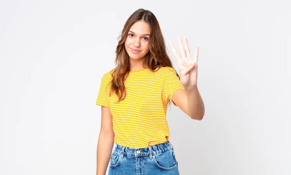 Junge Hübsche Frau Die Freundlich Lächelt Und Nummer Vier Zeigt — Stockfoto