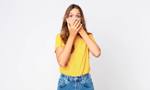 Junge Hübsche Frau Bedeckt Mund Mit Händen Mit Einem Schockierten — Stockfoto