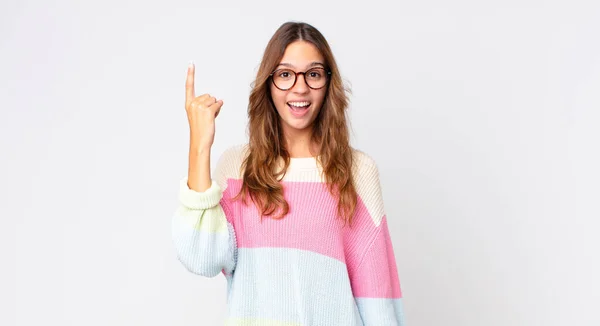 Jovem Mulher Bonita Sentindo Como Gênio Feliz Animado Depois Perceber — Fotografia de Stock