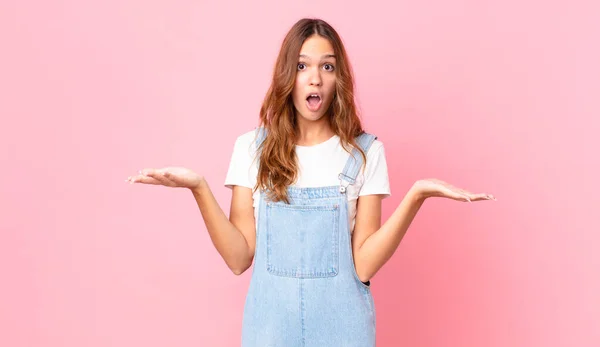 Jonge Mooie Vrouw Verbaasd Geschokt Verbaasd Met Een Ongelooflijke Verrassing — Stockfoto