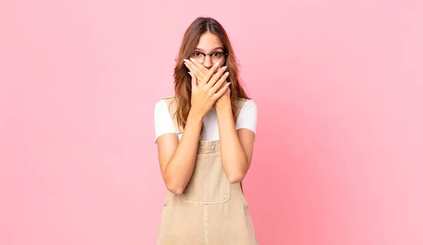 Ung Vacker Kvinna Täcker Munnen Med Händerna Med Chockad — Stockfoto