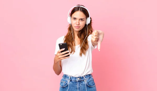 Joven Bonita Mujer Sintiendo Cruz Mostrando Los Pulgares Hacia Abajo — Foto de Stock