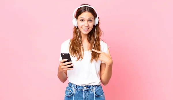 Fiatal Csinos Érzés Boldog Rámutatva Magára Egy Izgatott Fülhallgató Egy — Stock Fotó
