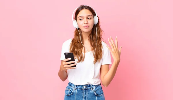 Joven Bonita Mujer Sentirse Estresada Ansiosa Cansada Frustrada Con Auriculares — Foto de Stock