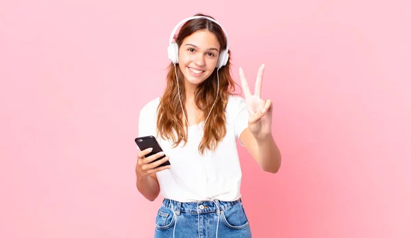 Jeune Jolie Femme Souriante Sympathique Montrant Numéro Deux Avec Écouteurs — Photo