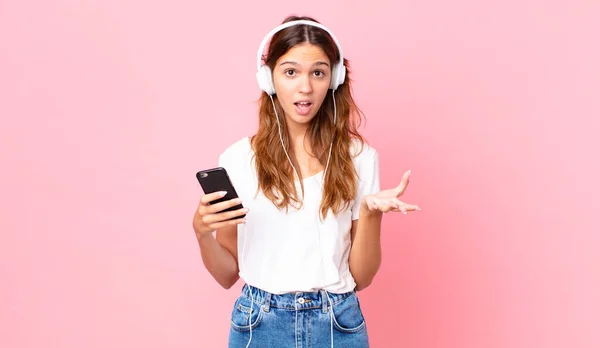 Joven Bonita Mujer Sintiéndose Muy Sorprendido Sorprendido Con Auriculares Teléfono — Foto de Stock