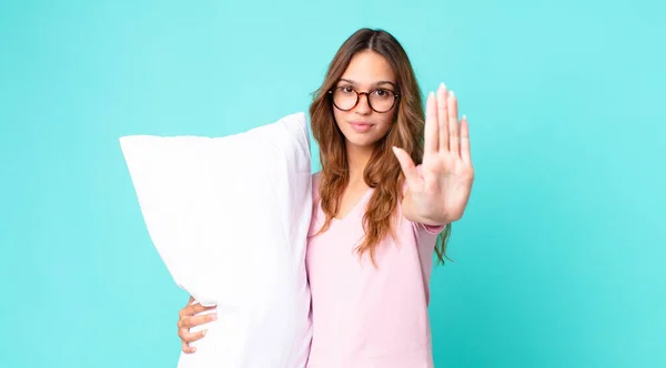 Ung Vacker Kvinna Ser Allvarligt Visar Öppen Handflata Gör Stopp — Stockfoto