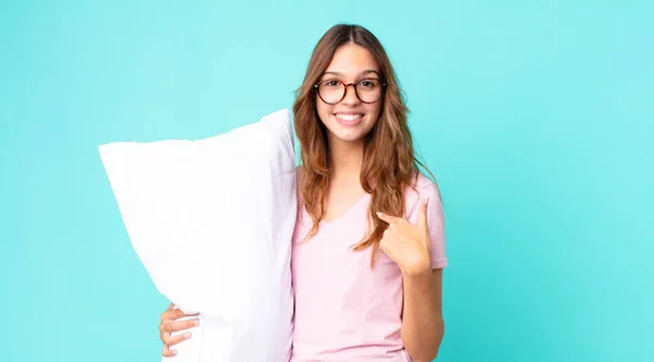 Ung Vacker Kvinna Känner Sig Lycklig Och Pekar Sig Själv — Stockfoto