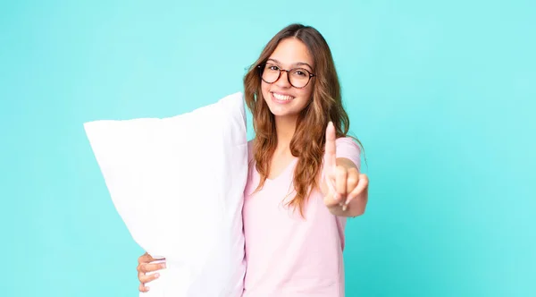 Jovem Mulher Bonita Sorrindo Orgulhosamente Confiantemente Fazendo Número Vestindo Pijama — Fotografia de Stock