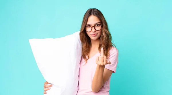若い可愛い女性は怒っていらいらして反抗的で積極的なパジャマを着て枕を持っています — ストック写真
