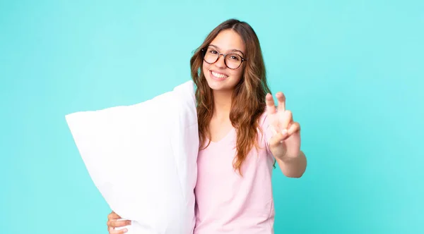 Ung Vacker Kvinna Ler Och Ser Vänlig Visar Nummer Två — Stockfoto