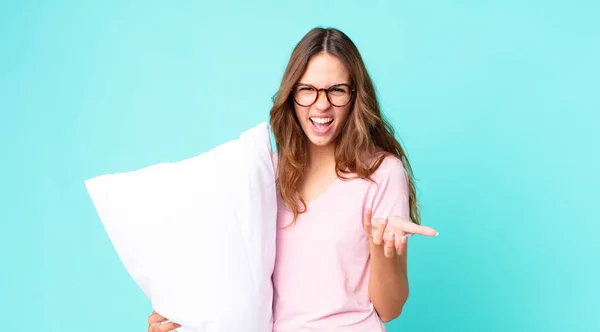 Ung Vacker Kvinna Ser Arg Irriterad Och Frustrerad Bär Pyjamas — Stockfoto