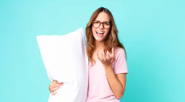 Giovane Bella Donna Cercando Disperato Frustrato Stressato Indossando Pigiama Tenendo — Foto Stock