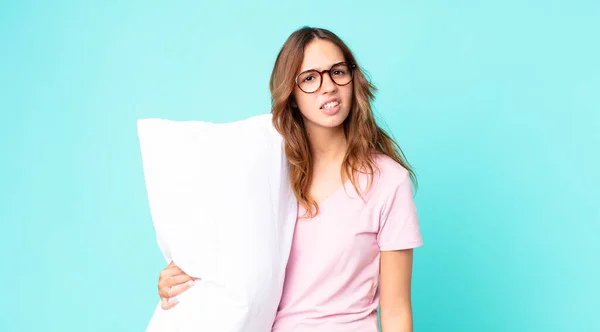 Giovane Bella Donna Sente Perplesso Confuso Indossando Pigiama Tenendo Cuscino — Foto Stock