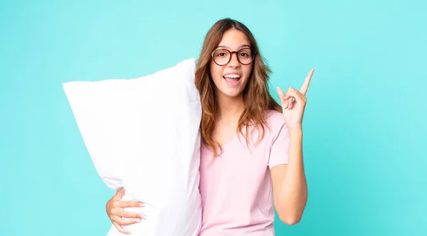 Jovem Mulher Bonita Sentindo Como Gênio Feliz Animado Depois Perceber — Fotografia de Stock