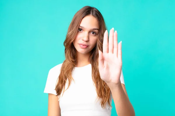 Jong Mooi Vrouw Kijken Serieus Tonen Open Palm Maken Stop — Stockfoto