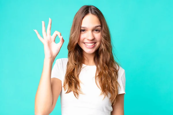 Joven Bonita Mujer Sintiéndose Feliz Mostrando Aprobación Con Gesto Bien —  Fotos de Stock