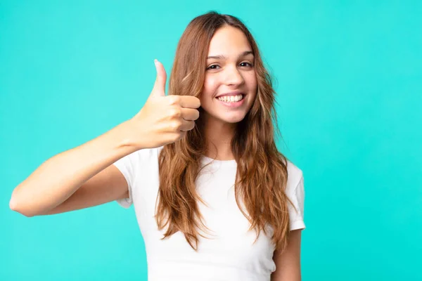 Jovem Bonita Mulher Sentindo Orgulhoso Sorrindo Positivamente Com Polegares Para — Fotografia de Stock