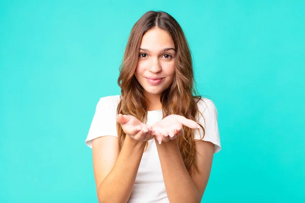 Jovem Mulher Bonita Sorrindo Feliz Com Amigável Oferecendo Mostrando Conceito — Fotografia de Stock