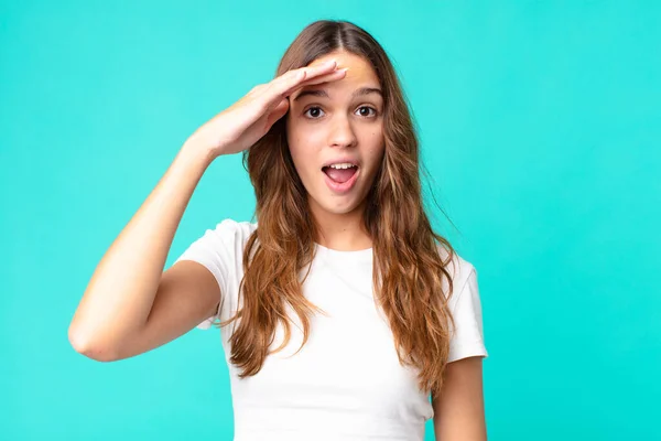 Jovem Bonita Mulher Olhando Feliz Surpreso Surpreso — Fotografia de Stock